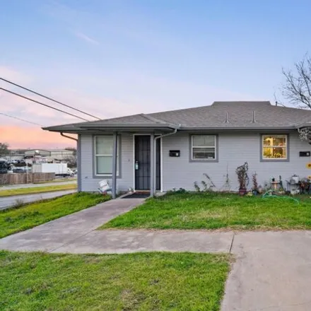 Buy this studio house on 2701 Northwest 18th Street in Fort Worth, TX 76114