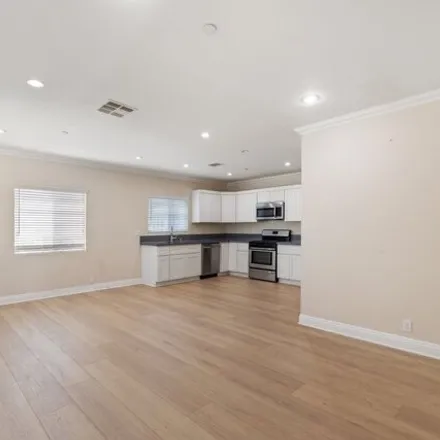 Image 4 - 1181 South Kenmore Avenue, Los Angeles, CA 90006, USA - House for sale