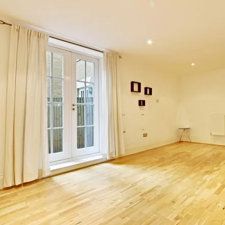 Image 4 - 5 Star Attire, 101 Friern Barnet Road, London, N11 3EU, United Kingdom - Apartment for rent