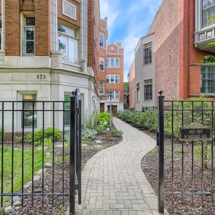 Image 2 - 823-825 West Oakdale Avenue, Chicago, IL 60657, USA - House for sale