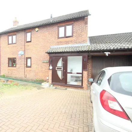 Rent this 5 bed duplex on August End in George Green, SL3 6RP