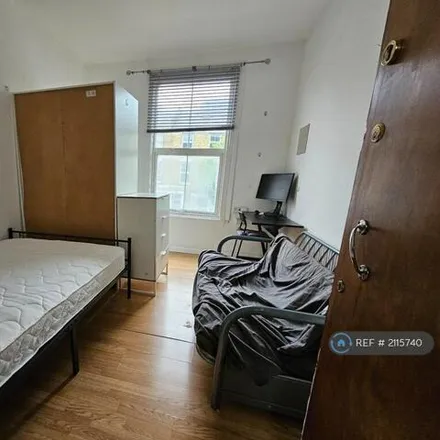 Image 4 - Bryantwood Road, London, London, N7 - House for rent
