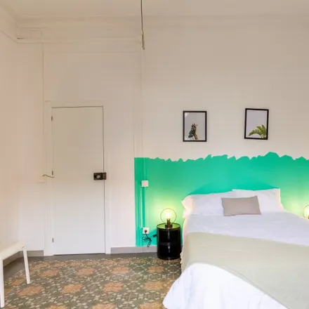 Rent this 6 bed room on Carrer de Viladomat in 119, 166