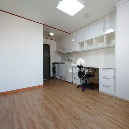 Rent this studio apartment on 서울특별시 관악구 봉천동 876-13