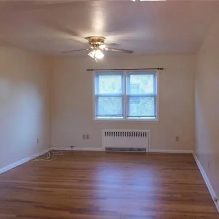 Image 4 - 80 Madeleine Avenue, City of New Rochelle, NY 10801, USA - House for rent