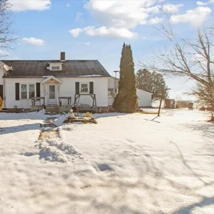Image 3 - 3016 Coral Road Northeast, McBride, Day Township, MI 48829, USA - House for sale