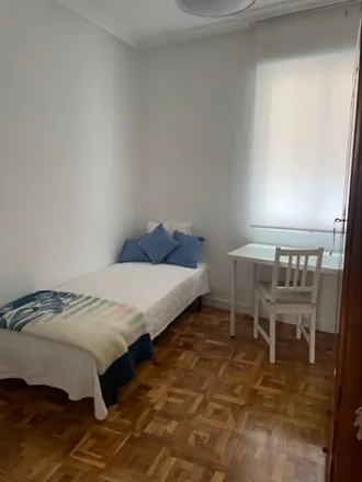 Rent this 4 bed room on Calle de las Delicias in 26, 28045 Madrid