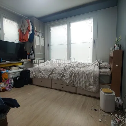 Rent this studio apartment on 서울특별시 마포구 망원동 424-19