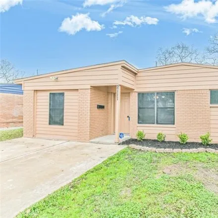 Buy this 3 bed house on 2129 Raspberry Lane in Pasadena, TX 77502