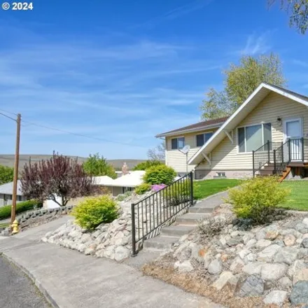 Buy this 3 bed house on 3345 Southwest Kirk Avenue in Pendleton, OR 97801