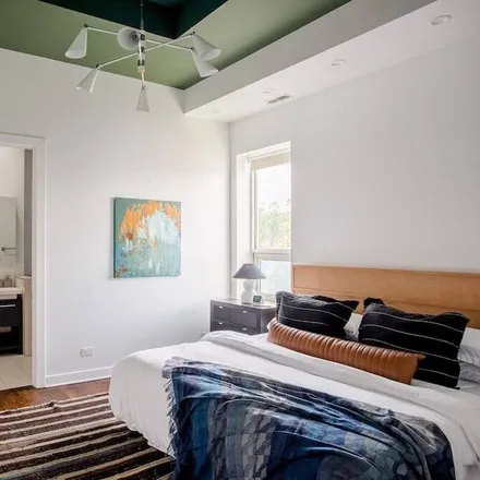 Rent this 9 bed apartment on Chicago