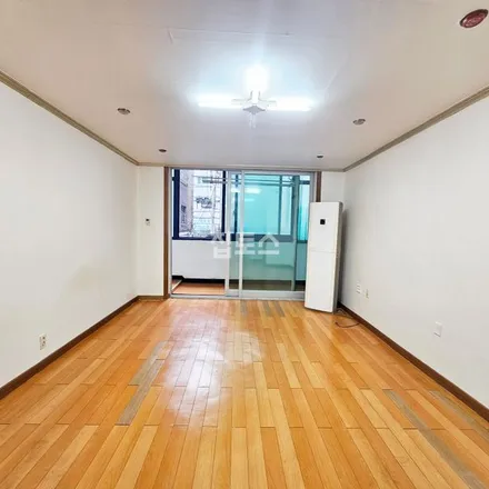 Rent this studio apartment on 서울특별시 서초구 잠원동 23-11
