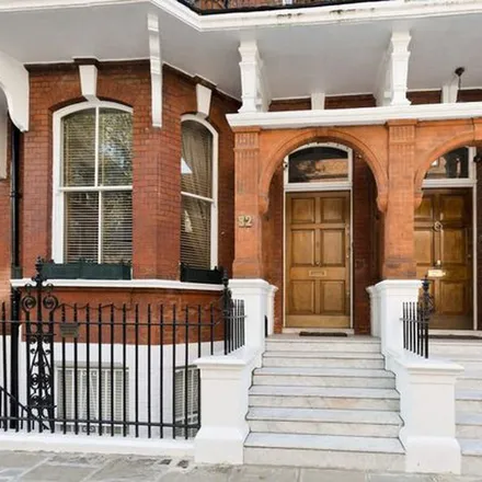 Rent this 4 bed apartment on Cadogan Square Garden in Cadogan Square, London