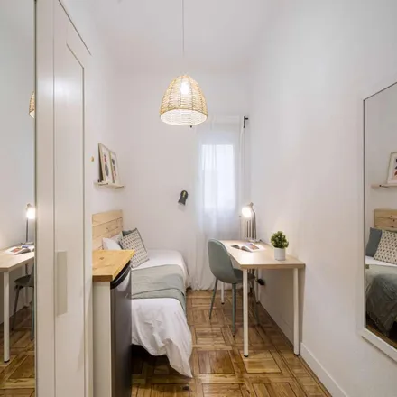 Image 2 - Calle de Menorca, 28, 28009 Madrid, Spain - Room for rent