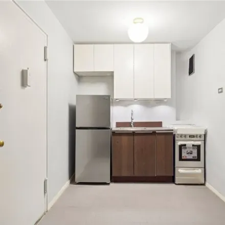 Image 2 - 143-36 Barclay Avenue, New York, NY 11355, USA - Apartment for sale