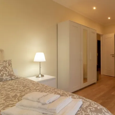 Rent this 5 bed room on Rua do Espargal in 2780-011 Oeiras, Portugal