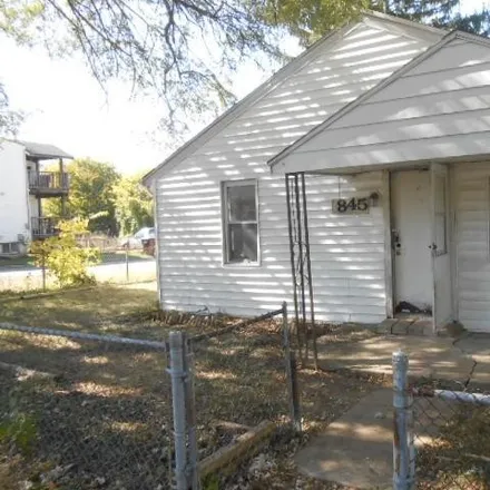 Buy this 2 bed house on 1845 Wilbur Avenue in Wrightview, Fairborn