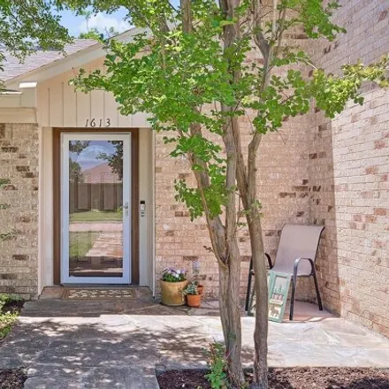 Image 3 - 1613 Canterbury Lane, Lewisville, TX 75067, USA - House for sale