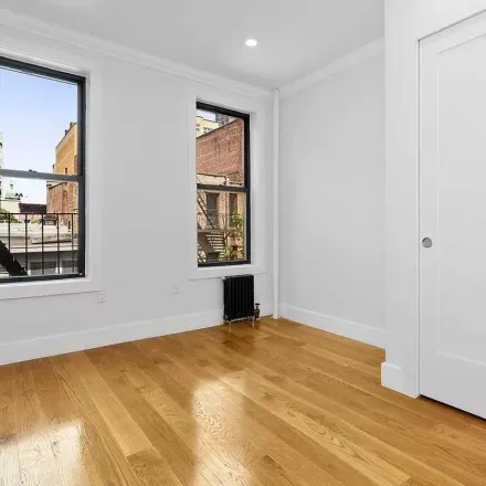 Rent this 3 bed apartment on 409 East 84th Street in New York, NY 10028