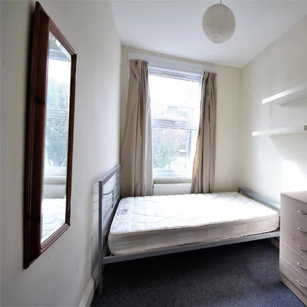 Image 2 - 54 Romilly Road, London, N4 2EF, United Kingdom - Apartment for rent