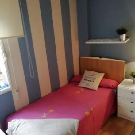 Rent this 3 bed apartment on Centro de Salud Amate in Calle Puerto de Navacerrada, 41006 Seville