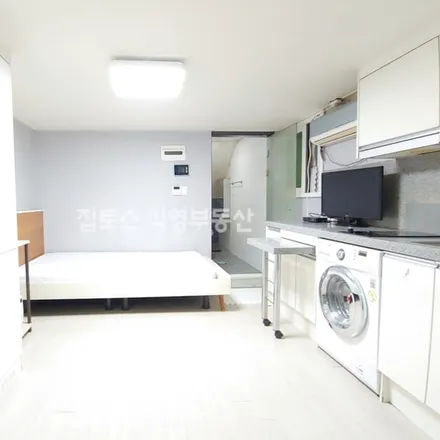 Rent this studio apartment on 서울특별시 서초구 반포동 734-16