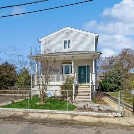 Rent this 3 bed house on 103 Lawrence Avenue in Keansburg, NJ 07734