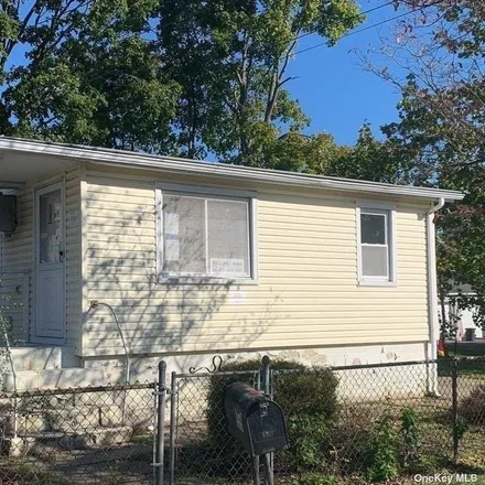 Buy this 1 bed house on 159 Mohawk Street in Ronkonkoma, Suffolk County