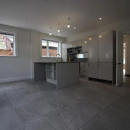 Rent this 3 bed duplex on QUB Architecture in 15 Chlorine Gardens, Belfast