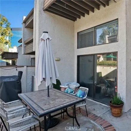 Image 4 - Owensmouth Avenue, Los Angeles, CA 91367, USA - Townhouse for sale