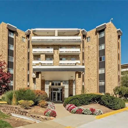 Buy this 2 bed condo on 5374 Kilbourne Drive in Lyndhurst, OH 44124