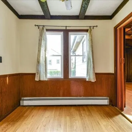 Image 9 - 49-05 217th Street, New York, NY 11364, USA - House for sale
