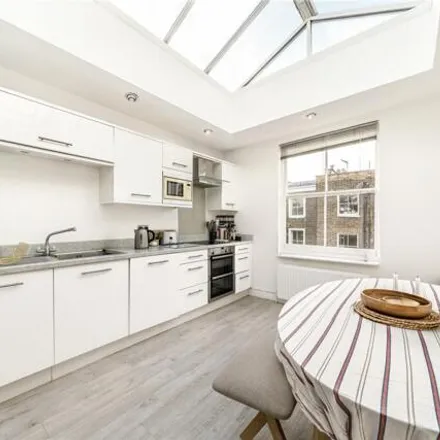 Image 2 - 45 Palace Gardens Terrace, London, W8 4RS, United Kingdom - Room for rent
