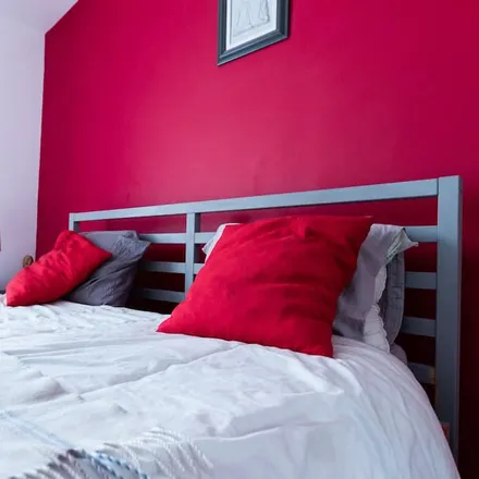 Rent this 2 bed apartment on Boulogne-Billancourt in Hauts-de-Seine, France