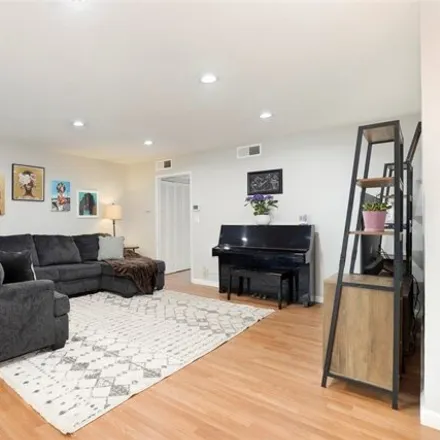 Image 2 - 2549 Walnut Avenue, Signal Hill, CA 90755, USA - Condo for sale