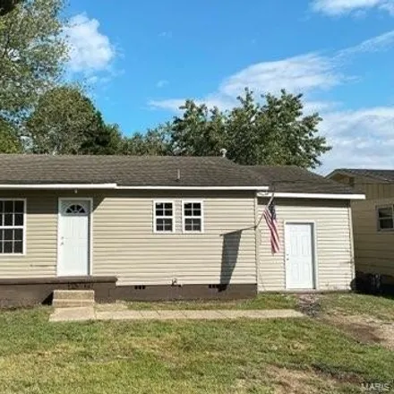 Buy this 2 bed house on 2068 Kentucky Avenue in Ashcroft Addition, Poplar Bluff