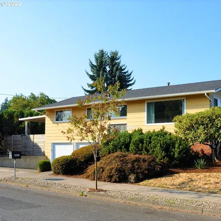 Image 2 - 2623 Northeast 132nd Avenue, Portland, OR 97230, USA - House for sale