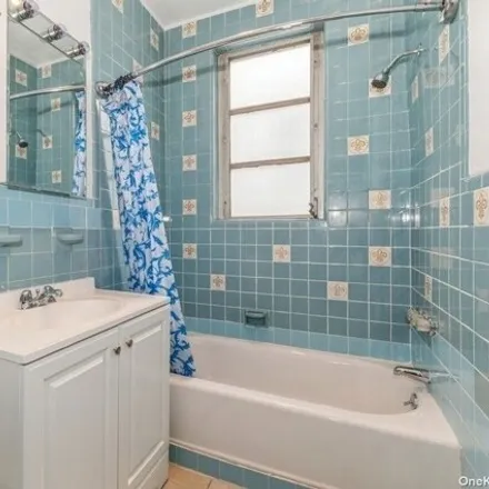 Image 8 - 62-64 60th Place, New York, NY 11385, USA - House for sale