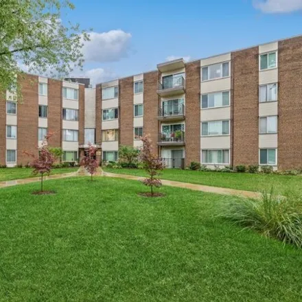 Buy this 2 bed condo on Palatine Metra Station in 137 West Wood Street, Palatine