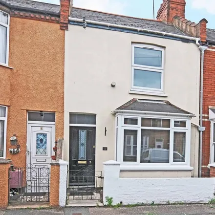 Rent this 3 bed townhouse on 33 Fords Road in Exeter, EX2 8ER