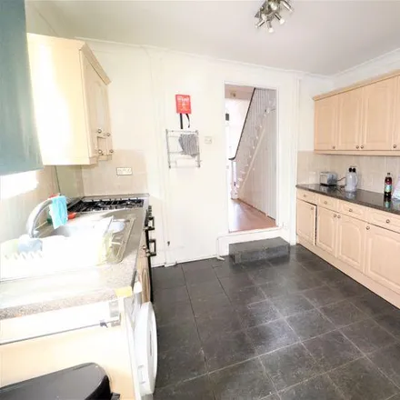 Image 5 - Westcourt Road, Worthing, BN14 7DQ, United Kingdom - Townhouse for rent