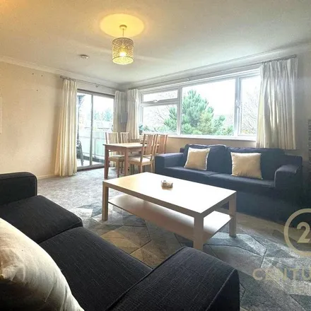 Rent this 2 bed apartment on Oak Hill Road in London, KT6 6EG
