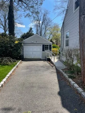 Image 2 - 10 South Yew, City of Glen Cove, NY 11542, USA - House for rent