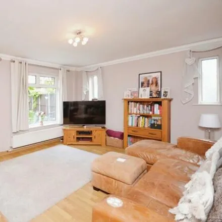 Image 2 - Willow Close, Brentwood, CM13 2NT, United Kingdom - House for rent