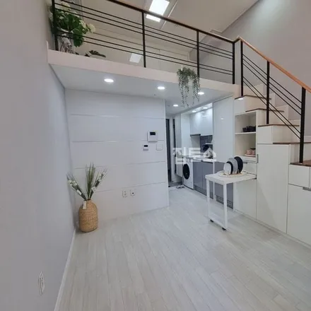 Rent this studio apartment on 서울특별시 은평구 응암동 599-1