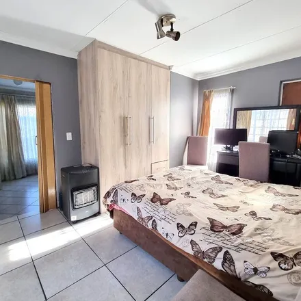 Rent this 4 bed apartment on Opera Road in Radiokop, Roodepoort