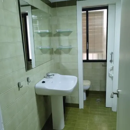 Rent this 3 bed apartment on Tintas Tecnoprint in Puerta de Carmona, 42