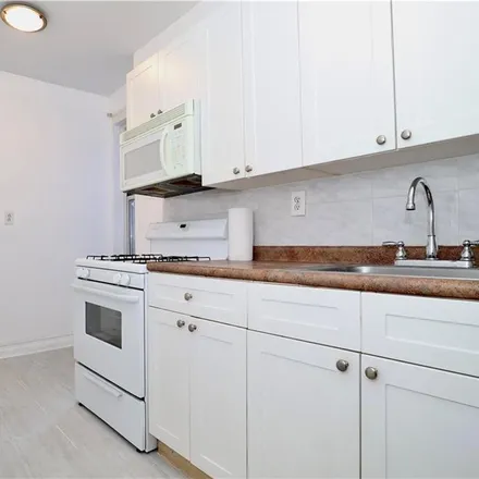 Image 5 - 571 Ocean Parkway, New York, NY 11218, USA - Condo for sale