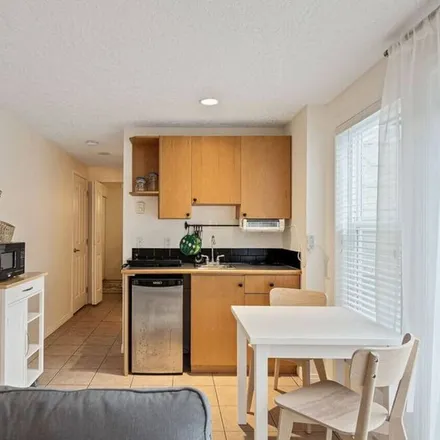 Image 8 - Hillside, Victoria, BC V8T 1M7, Canada - Apartment for rent