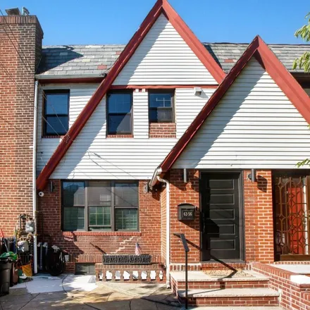 Image 1 - 63-56 83rd Place, New York, NY 11379, USA - Duplex for sale